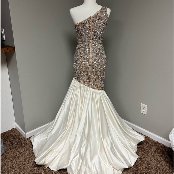 Ashley Lauren Gown size 2 - Picture 3 of 5